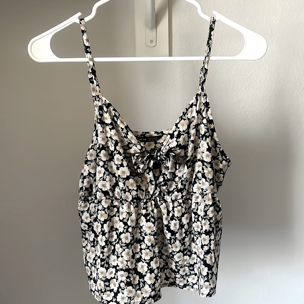 Super cute for everyday wear. Floral top size medium